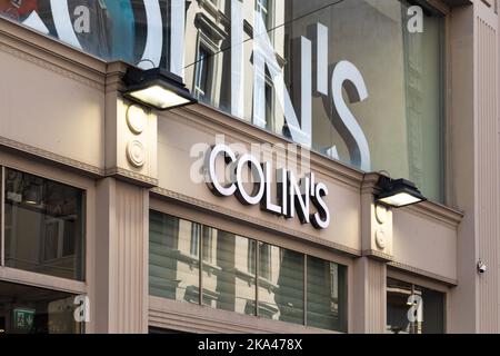 el logotipo de colin, un cartel en una tienda de ropa. Una marca de ropa  moderna para hombres y mujeres. krasnoyarsk, Rusia, 15 de mayo de 2021  Fotografía de stock - Alamy