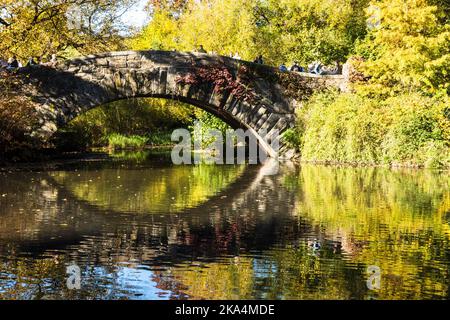 El puente Gapstow en el estanque es hermoso con follaje otoñal en Central Park, Nueva York, EE.UU. 2022 Foto de stock
