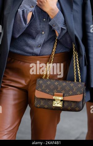 Milán, Italia - Septiembre, 22, 2022: Mujer lleva bolso de cadena de malla  de tela Marceau monograma hardware oro de Louis Vuitton, traje de estilo  urbano Fotografía de stock - Alamy