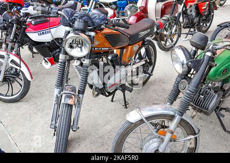 Las diferentes motocicletas clásicas de varios fabricantes Vespa, Zundapp, Famel XF, Piaggio, Sachs V5 Foto de stock