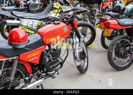 Las clásicas motocicletas Vespa, zundapp, Famel XF, Piaggio y Sachs V5 se exhiben en una calle Foto de stock