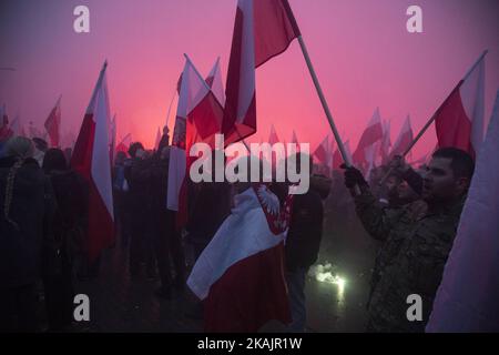 Un hombre con bandera polaca durante la Marcha de la Independencia en Varsovia el 11 de noviembre de 2016. (Foto de Maciej Luczniewski/NurPhoto) *** Por favor use el crédito del campo de crédito *** Foto de stock