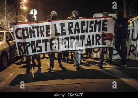 En París, varios cientos de militantes antifascistas se reunieron para protestar contra las actuales políticas de Francia sobre los migrantes y la violencia policial, en París, Francia, el 28 de diciembre de 2016. (Foto de Jan Schmidt-Whitley/NurPhoto) *** Por favor use el crédito del campo de crédito *** Foto de stock