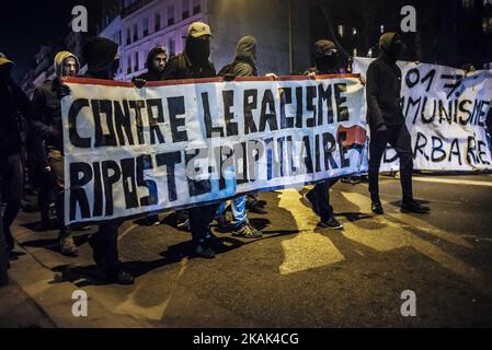 En París, varios cientos de militantes antifascistas se reunieron para protestar contra las actuales políticas de Francia sobre los migrantes y la violencia policial, en París, Francia, el 28 de diciembre de 2016. (Foto de Jan Schmidt-Whitley/NurPhoto) *** Por favor use el crédito del campo de crédito *** Foto de stock