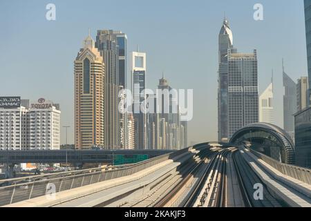 Vista del metro de Dubai y de la estación Burj Khalifa/Dubai Mall en la línea roja cerca del centro de Dubai. El lunes 6 de febrero de 2017, en Dubai, Emiratos Árabes Unidos. (Foto de Artur Widak/NurPhoto) *** Por favor use el crédito del campo de crédito *** Foto de stock