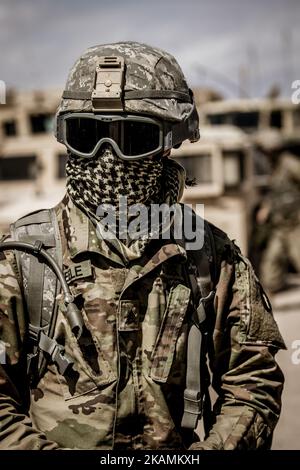 Hombre en traje militar Fotografía de stock - Alamy