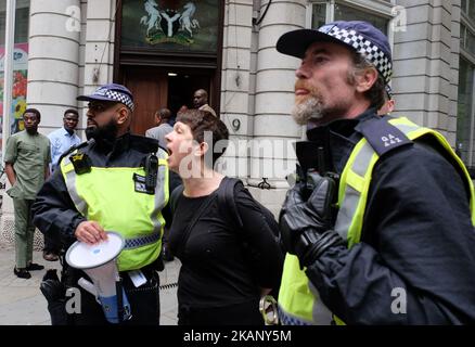 Un manifestante Anti-EDL es arrestado en Londres el 24 de junio de 2017. Una alta presencia policial mantiene aparte a la ultraderechista Liga de Defensa Inglesa y anti-EDL demuestra que la EDL hace camino a través del centro de Londres para protestar contra el islam en el Reino Unido. (Foto de Jay Shaw Baker/NurPhoto) *** Por favor use el crédito del campo de crédito ***