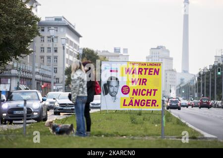 El 21 de septiembre de 2017 se ve en el distrito de Friedrichshain en Berlín, Alemania, un cartel electoral que muestra el candidato principal del Partido Democrático Libre (FDP), Christian Lindner. (Foto de Emmanuele Contini/NurPhoto)