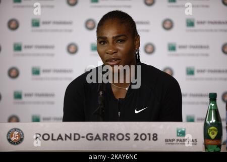 Serena Williams asiste a la conferencia de prensa durante el Torneo Roland Garros en París, Francia, el 4 de junio de 2018. (Foto de Mehdi Taamallah/NurPhoto) Foto de stock