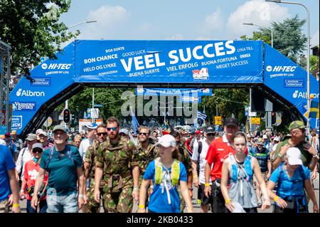 17th de julio, Nijmegen. Dado que es el mayor evento de senderismo de varios días del mundo, las Marcas de Cuatro Días se consideran el ejemplo principal de deportividad y vinculación internacional entre militares y mujeres y civiles de muchos países diferentes. Hoy, los primeros participantes en la década de 102nd comenzaron los Cuatro Días Marches en Nijmegen. Durante un día muy cálido, los caminantes comenzaron en el Wadren a las 4 de la mañana, cruzaron el Waalbrug (el legendario puente de Nijmegen) y pasaron por Elst (la ciudad del día). (Foto de Romy Arroyo Fernandez/NurPhoto) Foto de stock