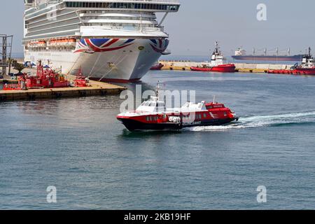 Piraeus, Atenas, Grecia - Junio 2022: Ferry rápido de hidroala que llega al puerto Piraeus desde una de las islas griegas. Foto de stock