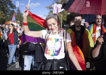 Una mujer lleva una camiseta con el emblema nacional alterado de Polonia durante el Segundo Desfile LGBT en Torun, Polonia, el 29 de septiembre de 2018. (Foto de Maciej Luczniewski/NurPhoto) Foto de stock