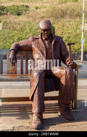 Scarborough, Reino Unido: Freddie Gilroy y la escultura de Belsen Stragglers de Ray Lonsdale. Estatua de gran tamaño (3,5m) del ex soldado Foto de stock