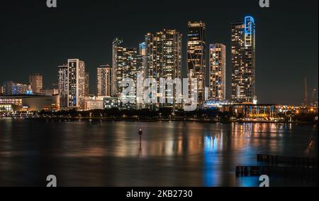 Vista nocturna de la ciudad de Miami - Bahía Vizcaína - Viajes Foto de stock