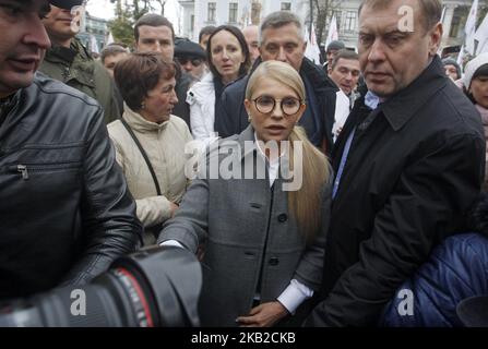 Yulia Tymoshenko (C), líder de la oposición ucraniana, asiste a un mitin en el que se pide la abolición de la decisión del Consejo de Ministros sobre el aumento del precio del gas para los ucranianos a partir de noviembre de 01, cerca de la administración presidencial en Kiev, Ucrania, del 24 al 28 de octubre de 2018. (Foto de STR/NurPhoto) Foto de stock