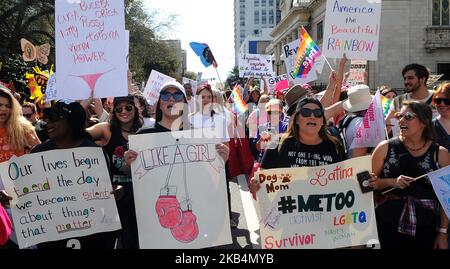 Manifestantes con letreros participan en la tercera Marcha Anual de las Mujeres el 19 de enero de 2019 en Orlando, Florida. (Foto de Paul Hennessy/NurPhoto) Foto de stock