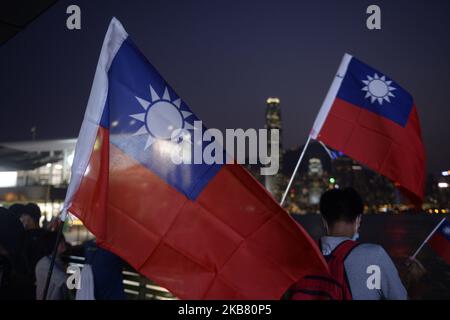 Se ve a la gente sosteniendo una bandera nacional de Taiwán en Hong Kong El 10 de octubre de 2019, hoy Taiwán celebra su Día Nacional (Foto de Vernon Yuen/NurPhoto) Foto de stock