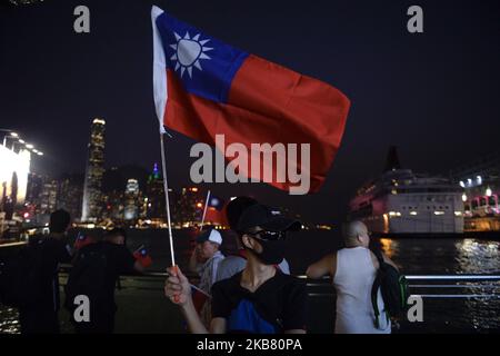 Se ve a la gente sosteniendo una bandera nacional de Taiwán en Hong Kong El 10 de octubre de 2019, hoy Taiwán celebra su Día Nacional (Foto de Vernon Yuen/NurPhoto) Foto de stock