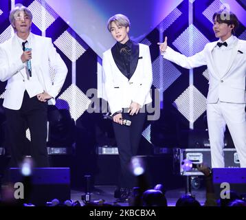 INGLEWOOD, LOS ÁNGELES, CALIFORNIA, EE.UU. - DICIEMBRE 06: Jimin (Park Ji-min), V (Kim Tae-hyung), Jungkook (Jeon Jung-kook) de BTS se presentan en 102,7 KIIS FM's Jingle Ball 2019 celebrado en el Foro el 6 de diciembre de 2019 en Inglewood, Los Ángeles, California, Estados Unidos. (Foto de Xavier Collin/Image Press Agency/NurPhoto) Foto de stock