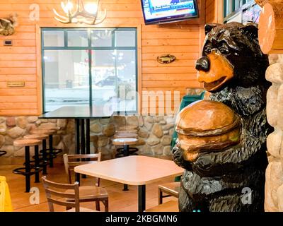 Un restaurante McDonalds se ve el 17 de enero de 2020 en Wisconsin Dells, Wisconsin. La ubicación única ofrece la cultura local, como un alce montado, nieve, arquitectura de tipo cabaña de madera, y un oso esculpido en madera que sostiene una hamburguesa. (Foto de Patrick Gorski/NurPhoto) Foto de stock