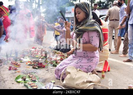 Los devotos ofrecen oraciones al Señor Ganesha con ocasión de Ganesh Chaturthi, en medio de la actual pandemia de coronavirus en el distrito de Nagaon, en el estado nororiental de Assam, India, agosto de 22,2020. (Foto de Anuwar Hazarika/NurPhoto) Foto de stock