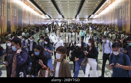 Pasajeros que viajan con máscaras protectoras caminando en la estación central de MTR durante las horas punta en Central en medio de la estable quinta ola de COVID-19. 17MAY22 SCMP/YIK YEUNG-MAN Foto de stock