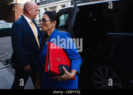 El secretario del Interior, Priti Patel, llega a Downing Street para la reunión semanal del gabinete, que actualmente se lleva a cabo en el Ministerio de Relaciones Exteriores, en Londres, Inglaterra, el 15 de septiembre de 2020. (Foto de David Cliff/NurPhoto) Foto de stock