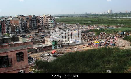 Una vista de viviendas de tugurios demolidas después de la demolición de la unidad por la Autoridad de Desarrollo de Delhi (DDA) contra invasiones en Dhobi Ghat de Jamia Nagar, Okhla el 26 de septiembre de 2020 en Nueva Delhi, India. El DDA ha llevado a cabo la demolición para eliminar las invasiones en forma de jhuggis en la llanura inundable de Yamuna, en Dhobi Ghat. (Foto de Mayank Makhija/NurPhoto) Foto de stock