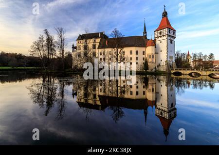 El castillo de agua de Blatná, en la puesta de sol otoñal, en la región de Bohemia del Sur, es una de las mansiones de agua mejor conservadas de la República Checa. Foto de stock