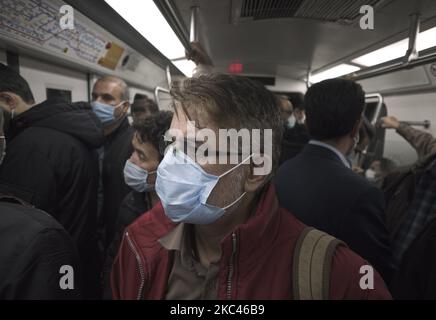Un hombre iraní con una máscara facial protectora mira mientras está de pie en un tren subterráneo en el norte de Teherán, en medio de un nuevo brote de la enfermedad por coronavirus (COVID-19) en Irán el 17 de noviembre de 2020. Cuando la tercera ola del brote de COVID-19 mata a iraníes, el Gobierno considera un cierre total de dos semanas en la capital a partir de noviembre de 21st. (Foto de Morteza Nikoubazl/NurPhoto) Foto de stock