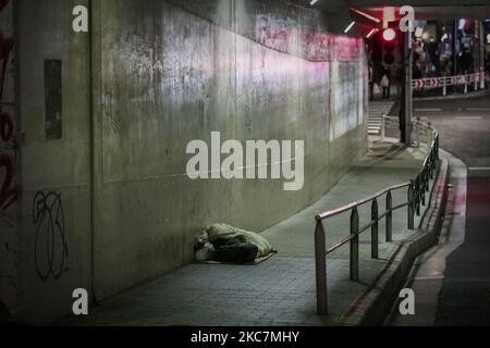 Las personas sin hogar duermen bajo el paso elevado en Tokio, Japón, el 14 de enero de 2021. (Foto de Yusuke Harada/NurPhoto) Foto de stock