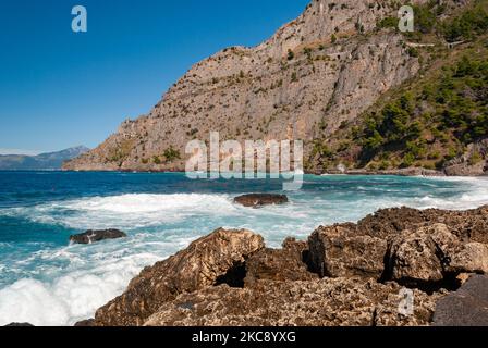 Acantilado rocoso cerca de Maratea en Basilicata, al sur de Italia. Foto de stock