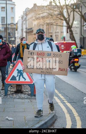 Los manifestantes se reúnen en Bristol, Reino Unido, por tercera vez en una semana el 26th de marzo de 2021 para oponerse a la Ley de Policía, Crimen, Tribunales y Sentencia que propone, entre otras cosas, aumentar el poder de la policía y restringir los derechos de protesta. (Foto de Giulia Spadafora/NurPhoto) Foto de stock