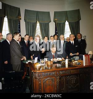 El presidente John F. Kennedy firma la Ley de Desarrollo y Entrenamiento de Recursos Humanos de 1962. Foto de stock