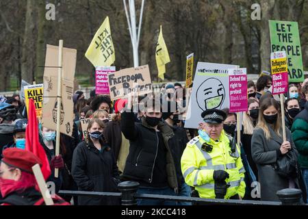 LONDRES, REINO UNIDO - 03 DE ABRIL de 2021: Los manifestantes marchan por el centro de Londres en una protesta contra el proyecto de ley gubernamental contra la policía, el crimen, las sentencias y los tribunales, que daría a los oficiales y al Secretario del Interior nuevos poderes para imponer condiciones a las protestas y procesiones públicas, el 03 de abril de 2021 en Londres, Inglaterra. La manifestación es parte de un día de acción nacional con protestas en todo el Reino Unido. (Foto de Wiktor Szymanowicz/NurPhoto) Foto de stock