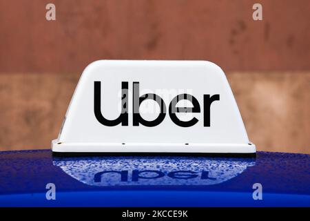 El cartel de Uber Taxi se ve en el techo del coche en Cracovia, Polonia, el 7 de abril de 2021. (Foto de Jakub Porzycki/NurPhoto) Foto de stock