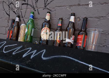 Botellas de cerveza y latas de cerveza vacías en Rathmines, Dublín, durante el cierre de COVID-19. El viernes 16 de abril de 2021, en Dublín, Irlanda. (Foto de Artur Widak/NurPhoto) Foto de stock