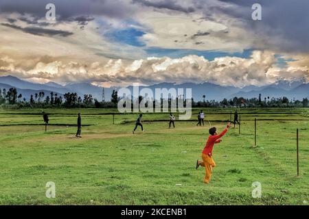 Un niño trata de atrapar una pelota mientras juega al cricket en medio del CORONAVIRUS COVID-19 en Sopore, distrito de Baramulla, Jammu y Cachemira, India, el 16 de mayo de 2021. (Foto de Nasir Kachroo/NurPhoto)