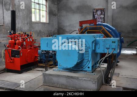 Turbinas y otras máquinas utilizadas para convertir el agua en electricidad en la Mini Hydro Electric Station de Baijnath, en Baijnath, Himachal Pradesh, India, el 05 de julio de 2010. (Foto de Creative Touch Imaging Ltd./NurPhoto) Foto de stock
