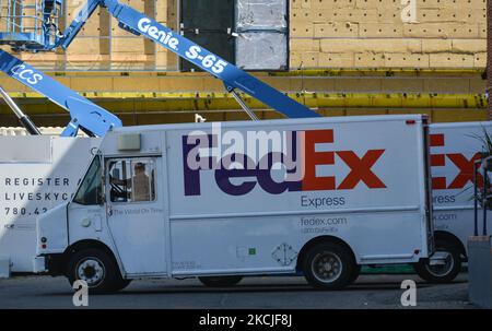 Camiones de FedEx Corporation vistos en el centro de la ciudad de Edmonton. El lunes 9 de agosto de 2021, en Edmonton, Alberta, Canadá. (Foto de Artur Widak/NurPhoto) Foto de stock