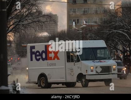 Camión de entrega FedEx visto de Whyte Avenue durante el tiempo de congelación con temperaturas cercanas a -30C. El jueves, 30 de diciembre de 2021, en Edmonton, Alberta, Canadá. (Foto de Artur Widak/NurPhoto) Foto de stock
