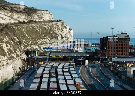 Los camiones hacen cola para entrar en el puerto de Dover en Dover, Gran Bretaña, el 12 de enero de 2022. El tráfico de mercancías puede ahora mantenerse en el A20 tras la aplicación del nuevo sistema Dover Tap, un sistema de gestión temporal del tráfico que garantiza el flujo del tráfico en el centro de la ciudad. (Foto de Maciek Musialek/NurPhoto) Foto de stock