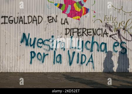 Un graffiti relacionado con el movimiento feminista en una pared en el centro de San Cristóbal de las Casas. El sábado 12 de marzo de 2022, en San Cristóbal de las Casas, Chiapas, México. (Foto de Artur Widak/NurPhoto) Foto de stock