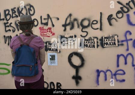 Una mujer mira una pared con graffiti relacionado con el feminismo, en el centro de Mérida. El martes, 15 de marzo de 2022, en Mérida, Yucatán, México. (Foto de Artur Widak/NurPhoto) Foto de stock