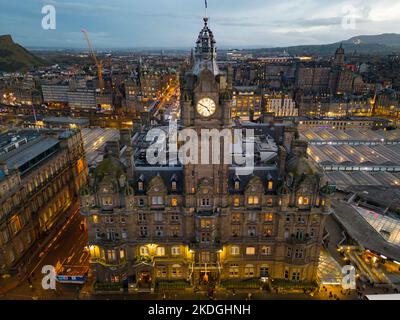 Vista aérea del Balmoral Hotel en Edimburgo, Escocia, Reino Unido