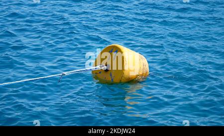 verano, mar, en agua azul transparente flota boya naranja. Fotografía de alta calidad Foto de stock