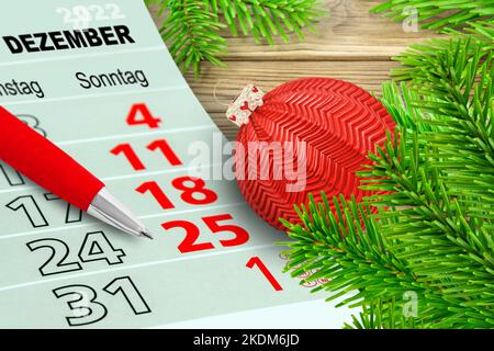 Deutscher Kalender Weihnachten und Silvester 2022 mit Tannenzweigen und Dekoration Foto de stock
