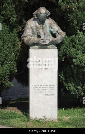 Gasparo da Salo, estatua de Gasparo Bertolotti - uno de los primeros fabricantes de violines - situado junto al lago Garda en la ciudad de Salo, Lombardía, Italia Foto de stock