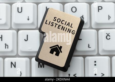 Leyenda conceptual Escucha social. Concepto Significado Analizar las  conversaciones y tendencias de su producto Manos sosteniendo el papel que  muestra nuevas ideas Fotografía de stock - Alamy