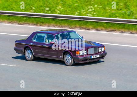 1996 90s berlina británica de lujo de los años 90 Bentley, automóvil británico ... Rolls-Royce vehículo contemporáneo que viaja en la autopista M6 Reino Unido.